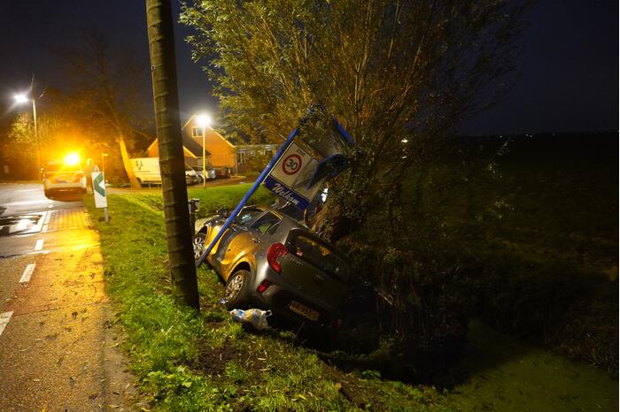 Inzittenden slaan op vlucht na crash met auto