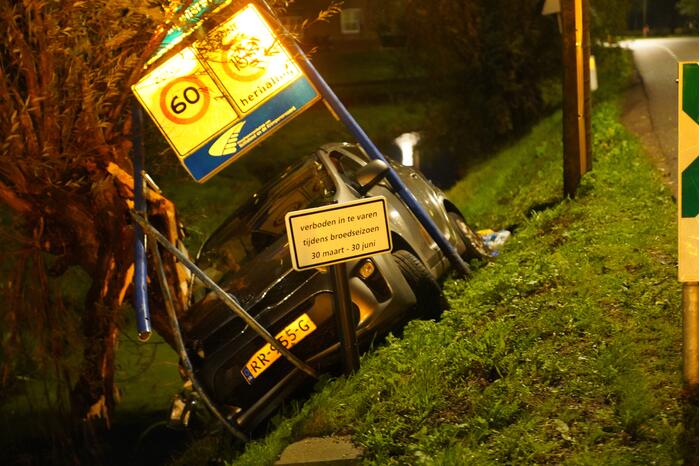 Inzittenden slaan op vlucht na crash met auto