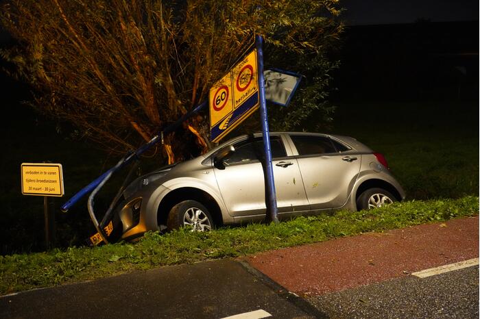 Inzittenden slaan op vlucht na crash met auto