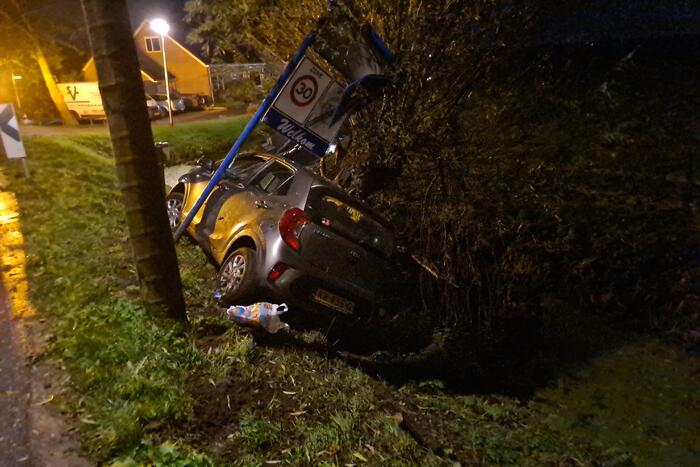 Inzittenden slaan op vlucht na crash met auto