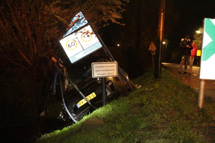 Inzittenden slaan op vlucht na crash met auto