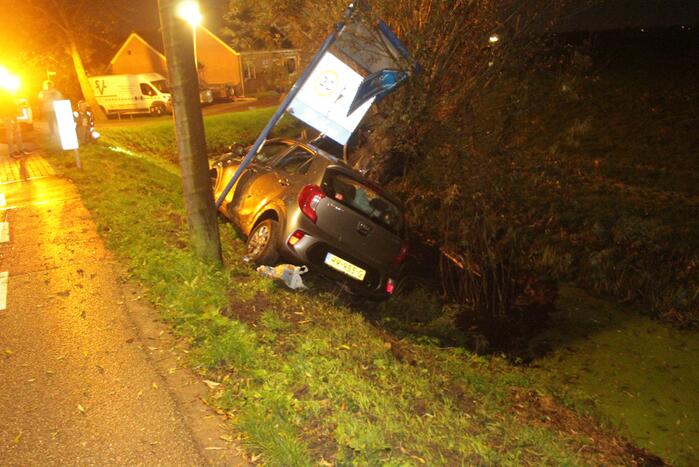 Inzittenden slaan op vlucht na crash met auto