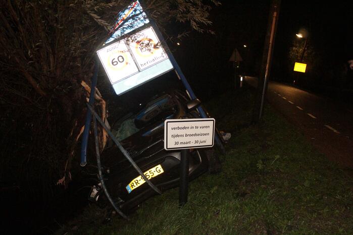 Inzittenden slaan op vlucht na crash met auto