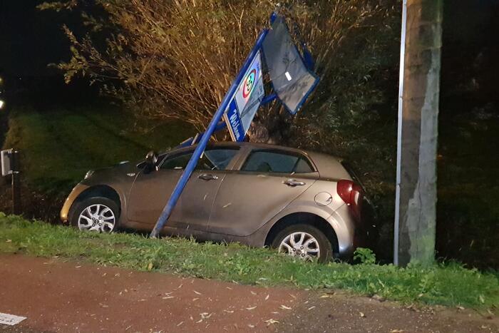 Inzittenden slaan op vlucht na crash met auto