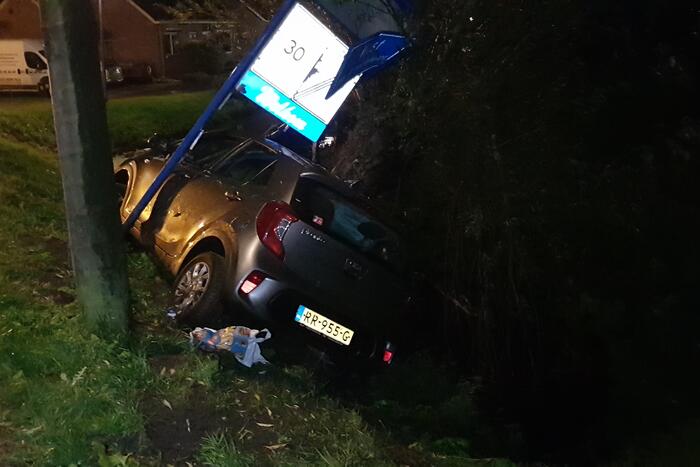 Inzittenden slaan op vlucht na crash met auto