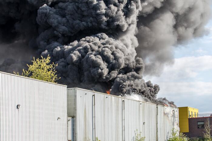 #Kesteren Grote rookpluimen door brand in loods Nieuwe Dijk Kesteren.