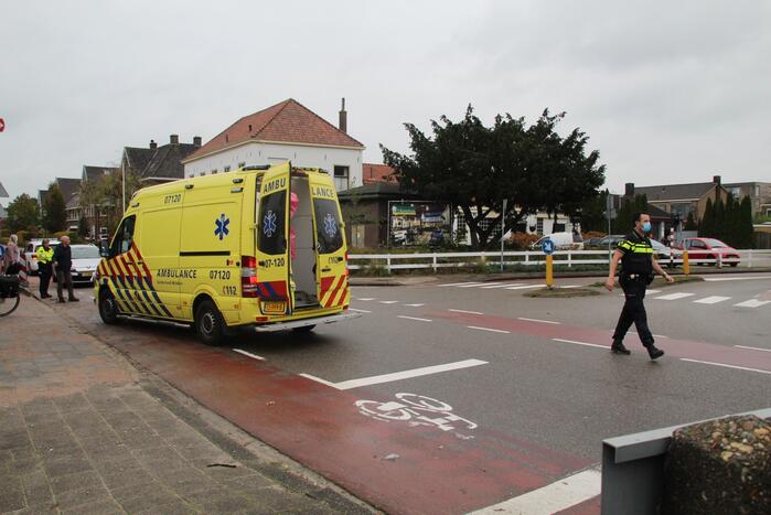 Oudere vrouw raakt gewond na val met fiets