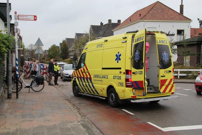 Oudere vrouw raakt gewond na val met fiets