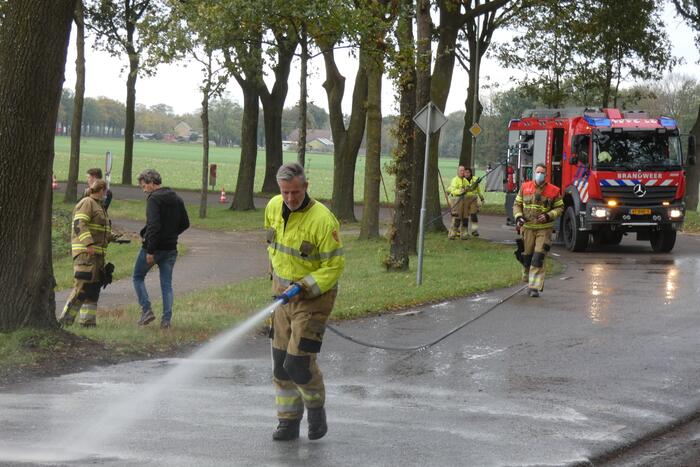 Personenauto lekt vloeistof na botsing tegen boom