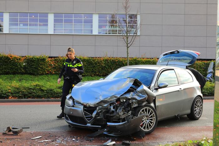 Twee auto's botsen frontaal in bocht