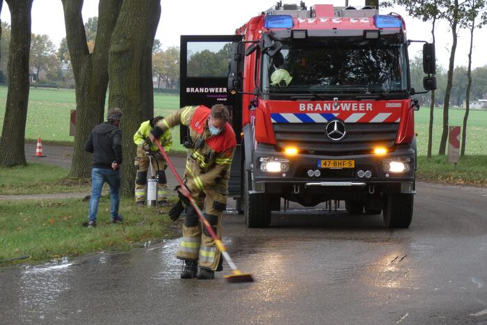 Personenauto lekt vloeistof na botsing tegen boom