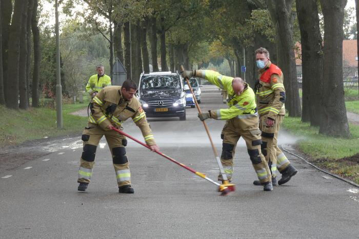 Personenauto lekt vloeistof na botsing tegen boom