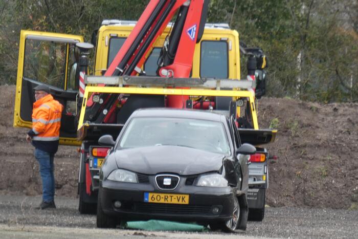 Personenauto lekt vloeistof na botsing tegen boom
