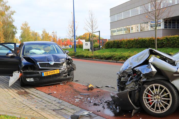 Twee auto's botsen frontaal in bocht