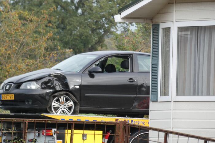 Personenauto lekt vloeistof na botsing tegen boom