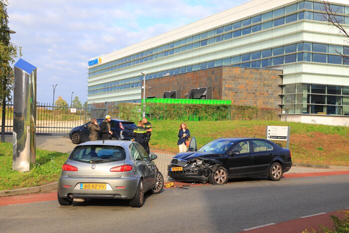 Twee auto's botsen frontaal in bocht