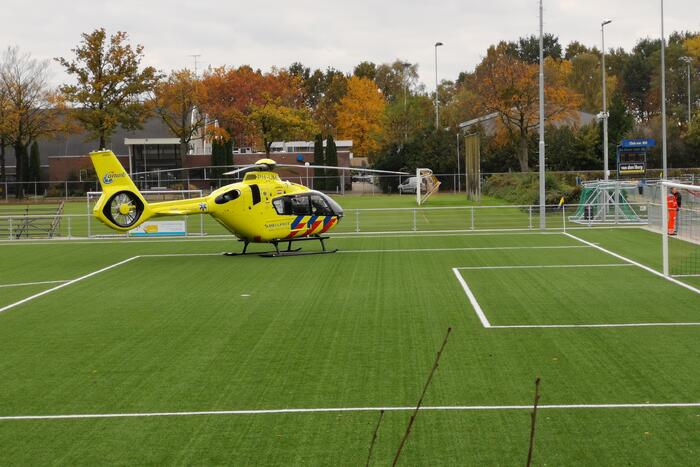 Traumahelikopter landt voor ongeval met voetganger en personenauto