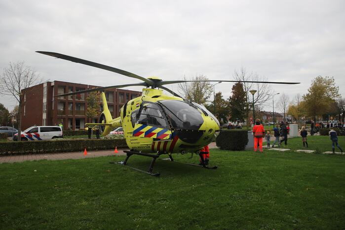 Traumahelikoper landt voor gewond persoon