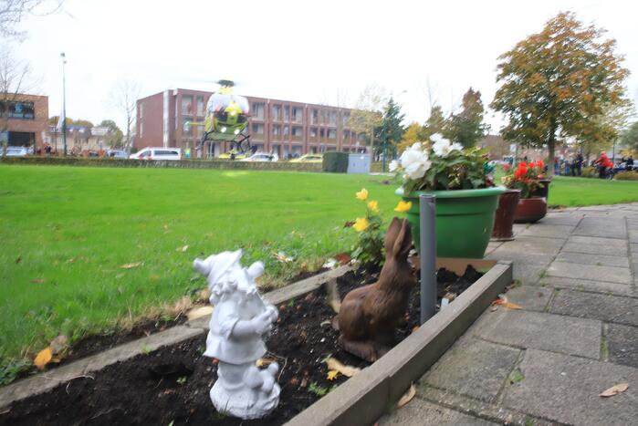 Traumahelikoper landt voor gewond persoon