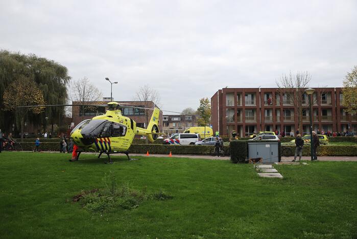 Traumahelikoper landt voor gewond persoon
