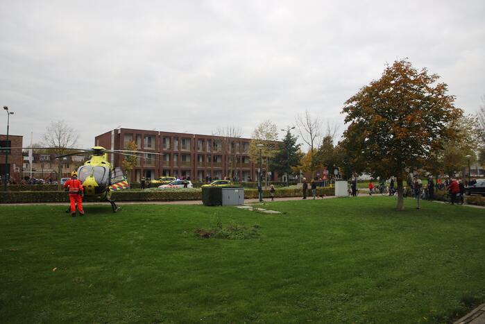 Traumahelikoper landt voor gewond persoon