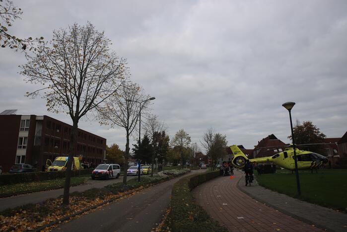 Traumahelikoper landt voor gewond persoon