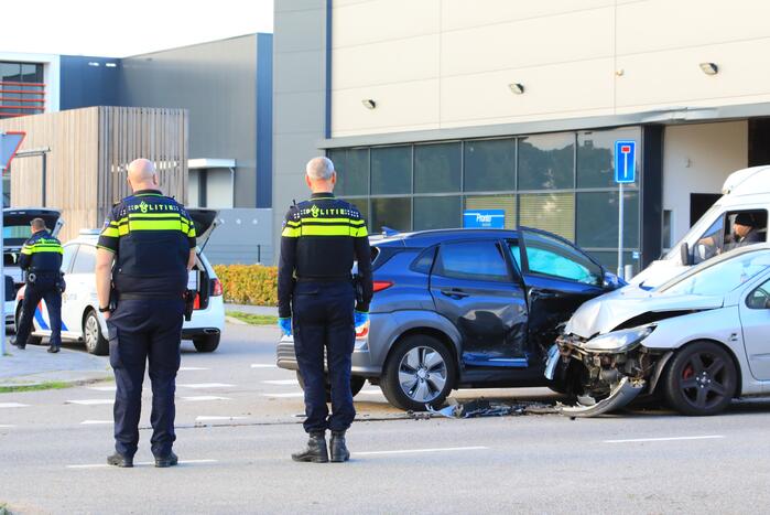 Veel schade bij botsing op kruispunt