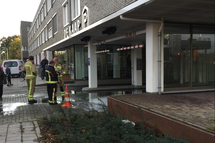 Hoogtebalk komt tegen sprinklerinstallatie met waterballet als gevolg