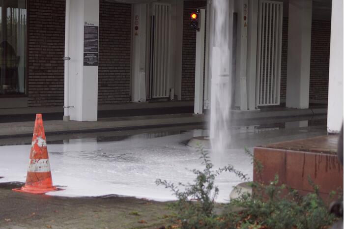 Hoogtebalk komt tegen sprinklerinstallatie met waterballet als gevolg