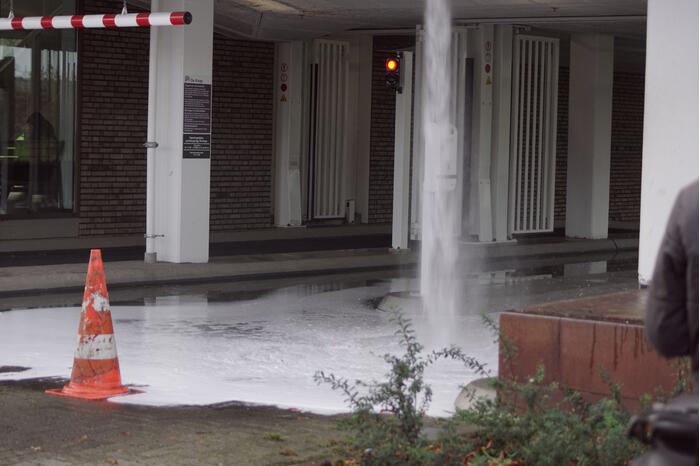 Hoogtebalk komt tegen sprinklerinstallatie met waterballet als gevolg