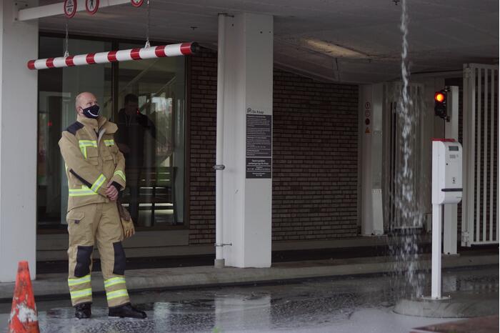 Hoogtebalk komt tegen sprinklerinstallatie met waterballet als gevolg