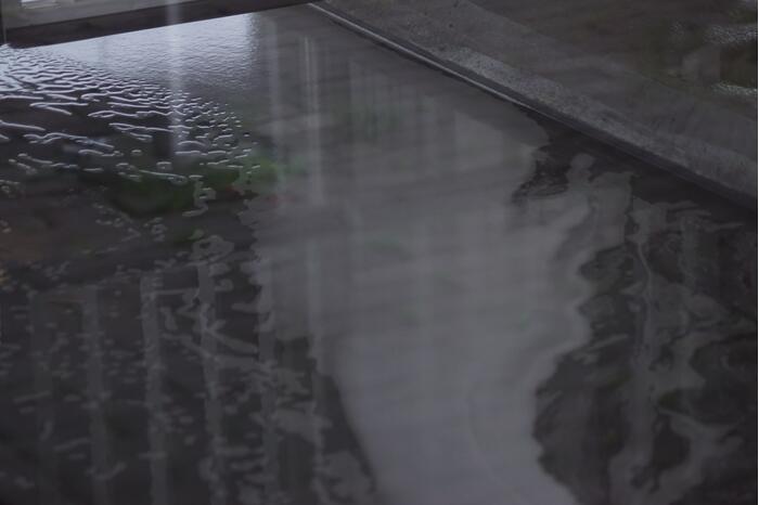 Hoogtebalk komt tegen sprinklerinstallatie met waterballet als gevolg