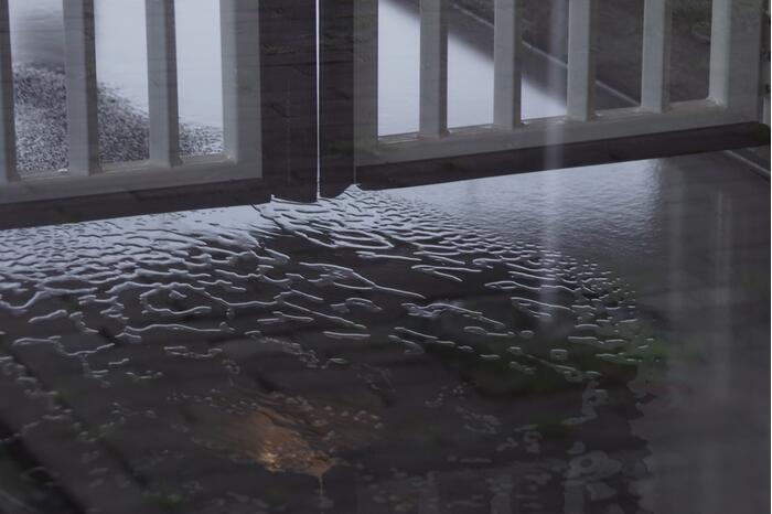 Hoogtebalk komt tegen sprinklerinstallatie met waterballet als gevolg