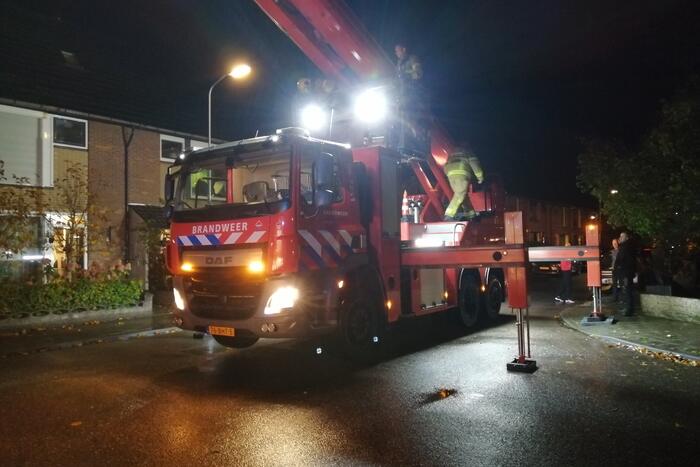 Brandweer blust schoorsteenbrand