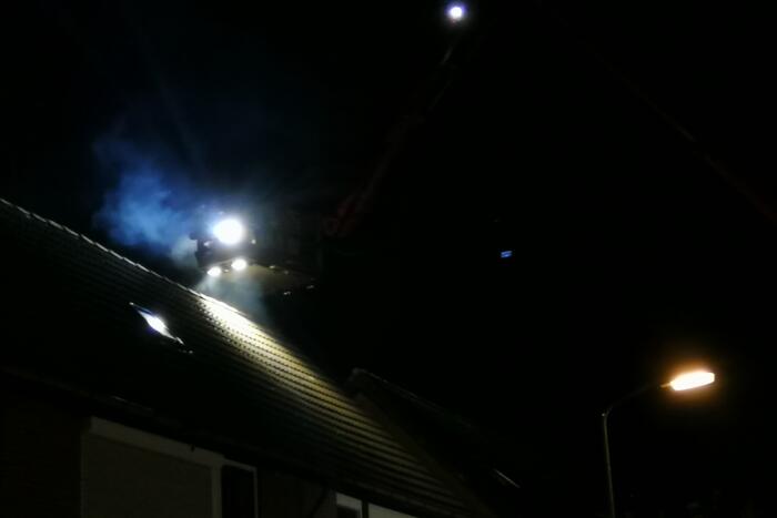 Brandweer blust schoorsteenbrand