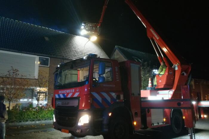 Brandweer blust schoorsteenbrand