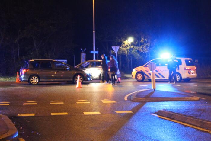 Twee auto's zien elkaar over het hoofd