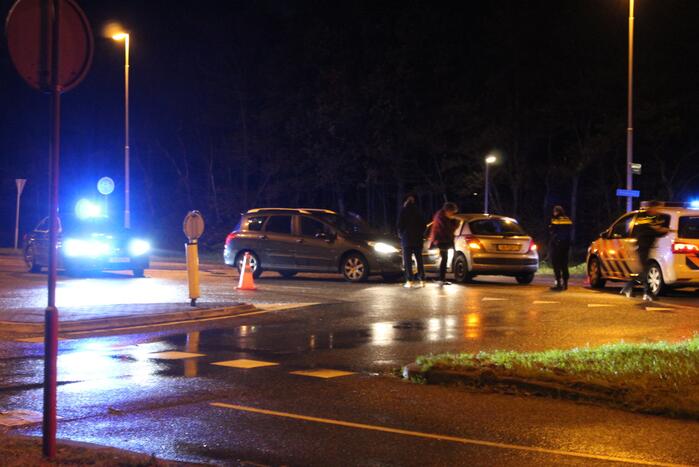 Twee auto's zien elkaar over het hoofd