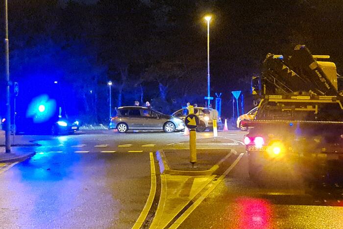 Twee auto's zien elkaar over het hoofd