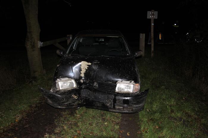 Jongeren botsen tegen boom tijdens crossen