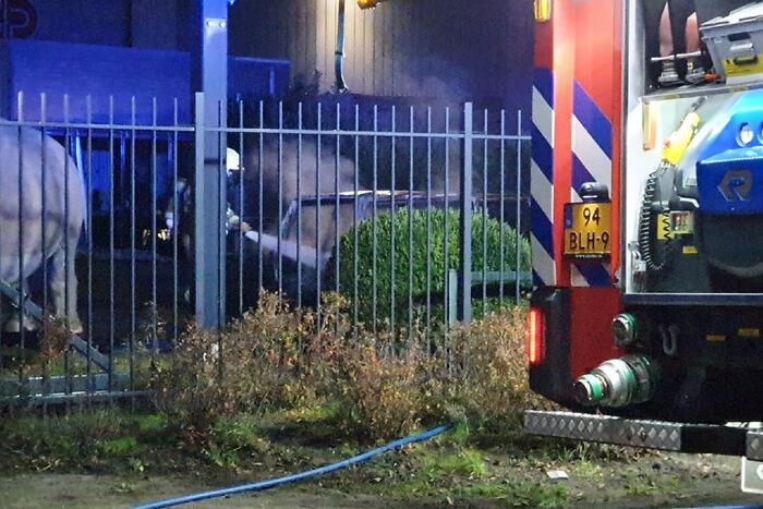Auto uitgebrand op terrein van Dutch Deco Finish