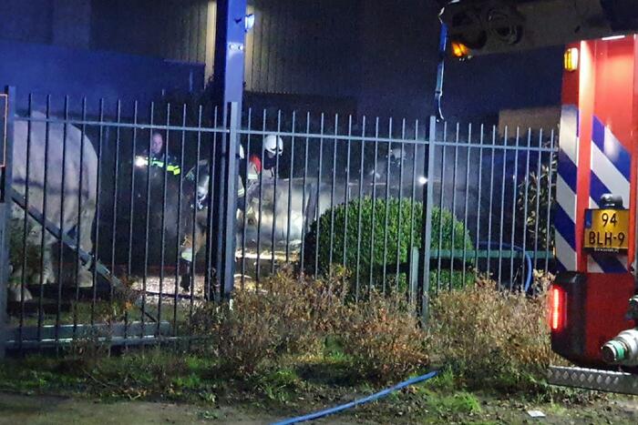 Auto uitgebrand op terrein van Dutch Deco Finish