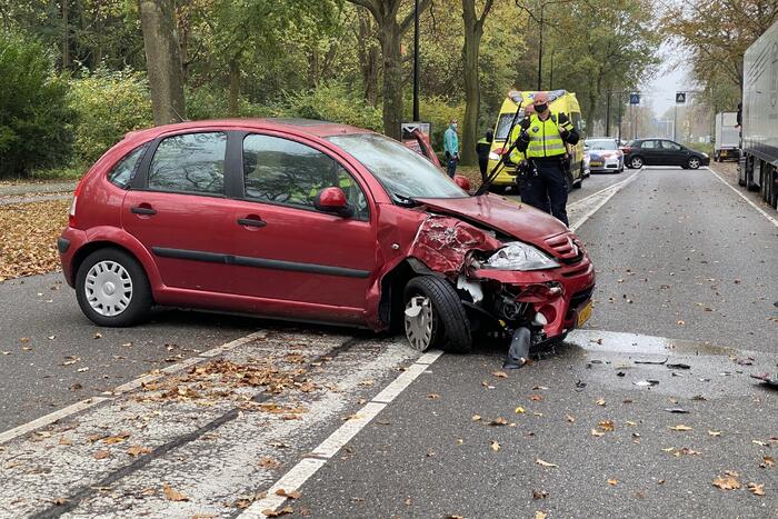 Automobilist botst op trailer van vrachtwagen