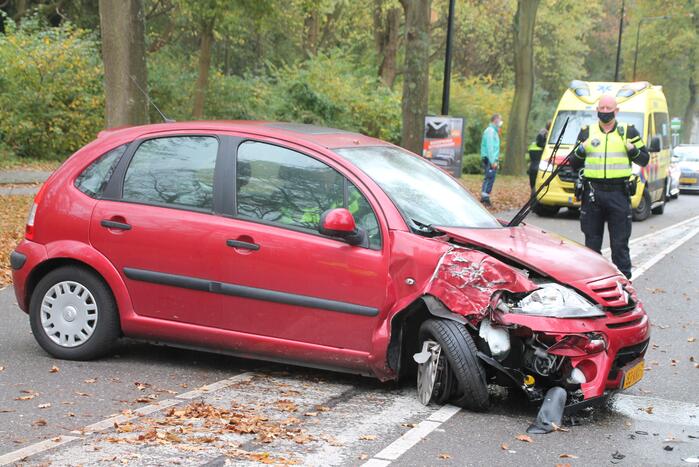 Automobilist botst op trailer van vrachtwagen