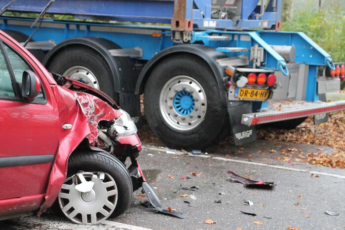 Automobilist botst op trailer van vrachtwagen