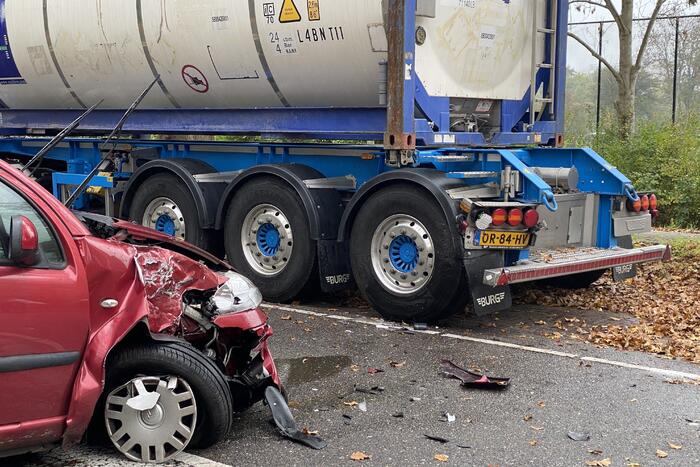 Automobilist botst op trailer van vrachtwagen
