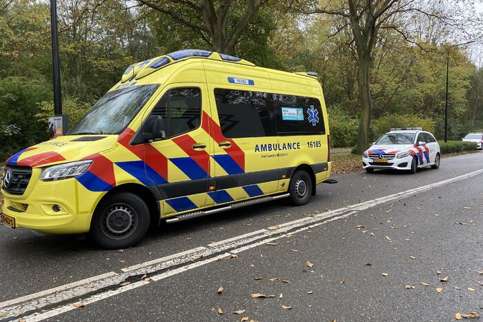 Automobilist botst op trailer van vrachtwagen