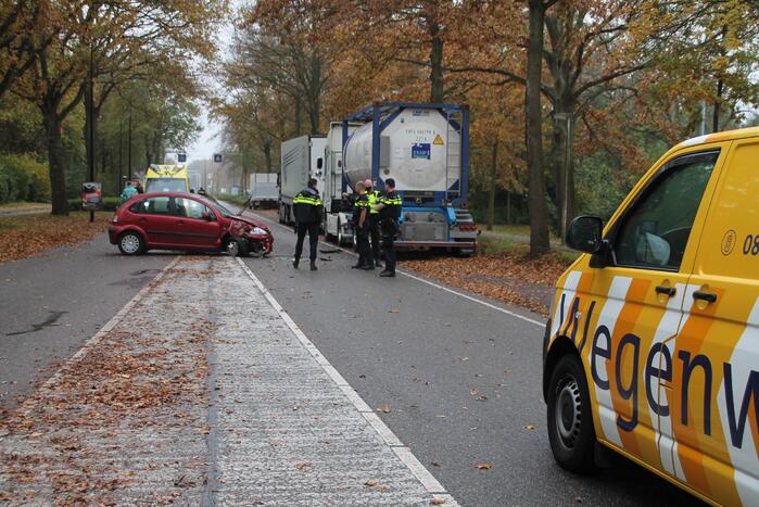 Automobilist botst op trailer van vrachtwagen