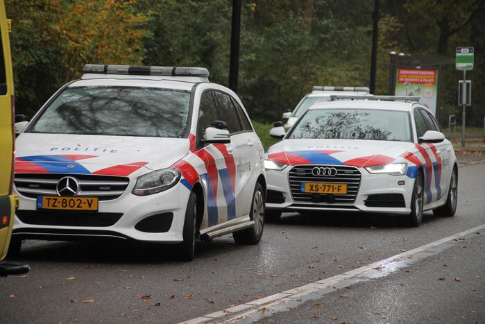 Automobilist botst op trailer van vrachtwagen
