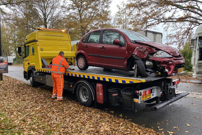 Automobilist botst op trailer van vrachtwagen